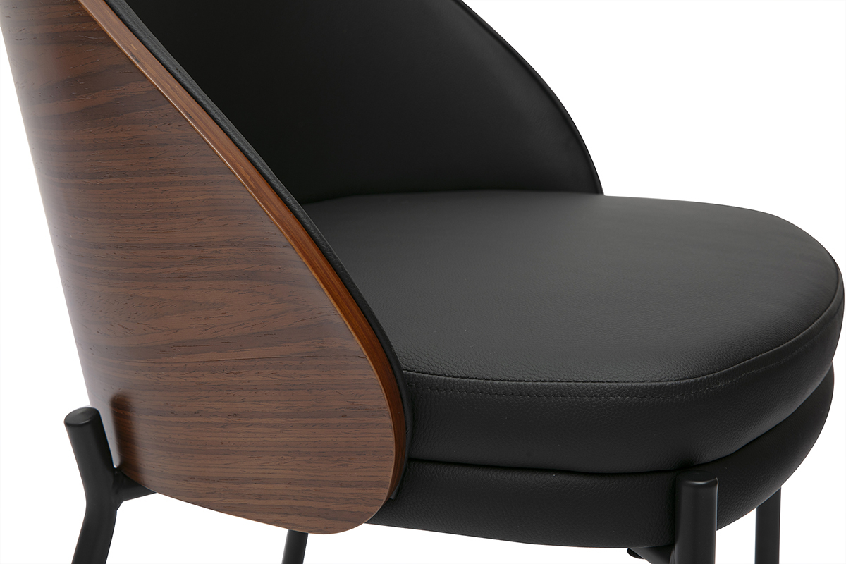 Detalle de una silla de madera oscura y metal con asiento negro, vista lateral.