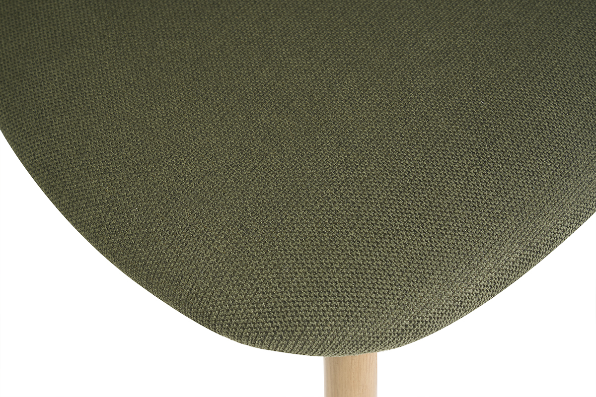 Zoom sobre el asiento acolchado en tejido verde caqui de las sillas DOVE de madera clara.