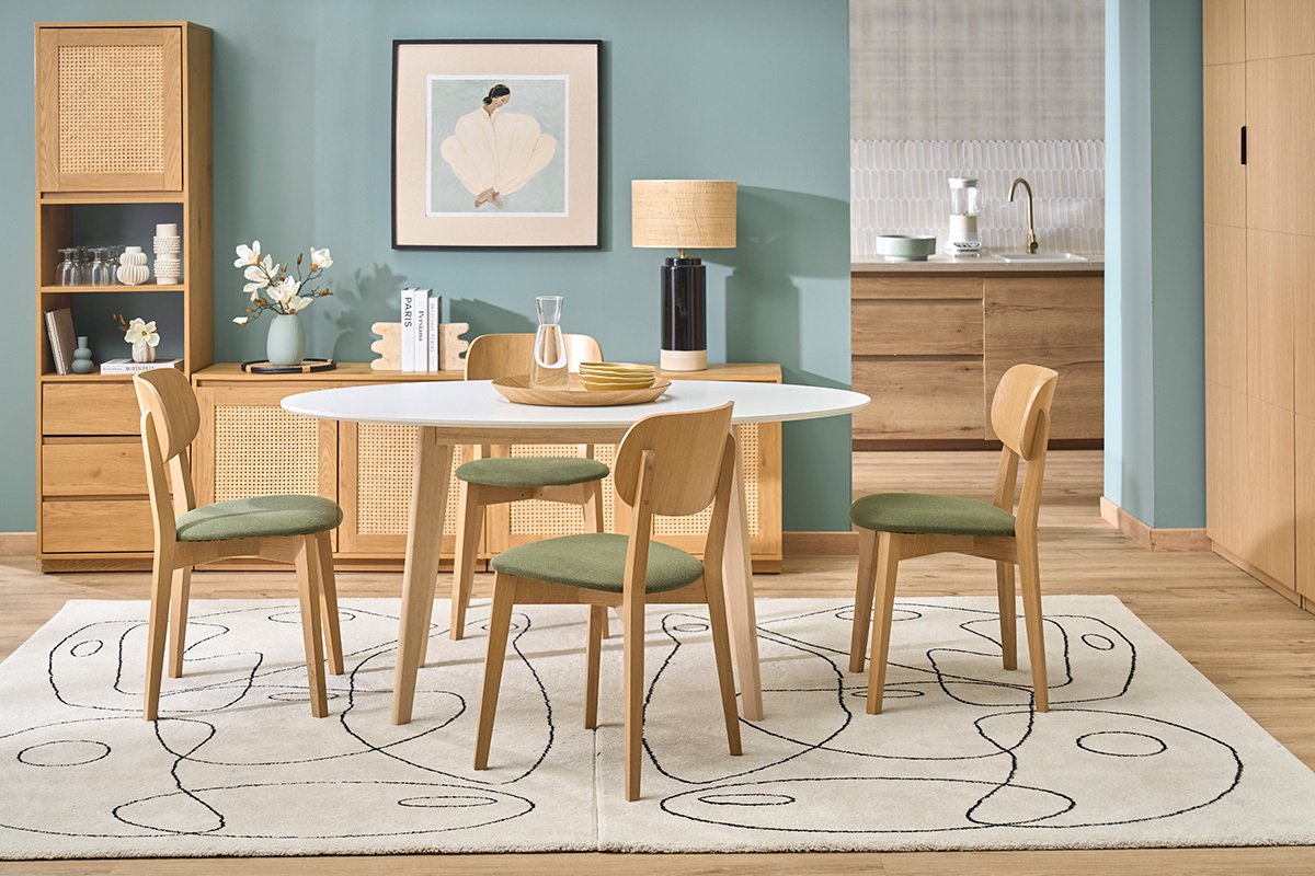 Sillas vintage de madera clara de roble con asiento de terciopelo verde caqui, vista general en un interior moderno.