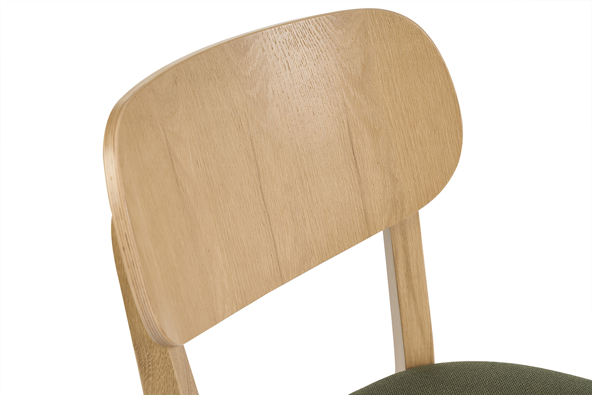Respaldar de madera clara y asiento de terciopelo texturizado verde caqui de una silla LUCIA visto de cerca