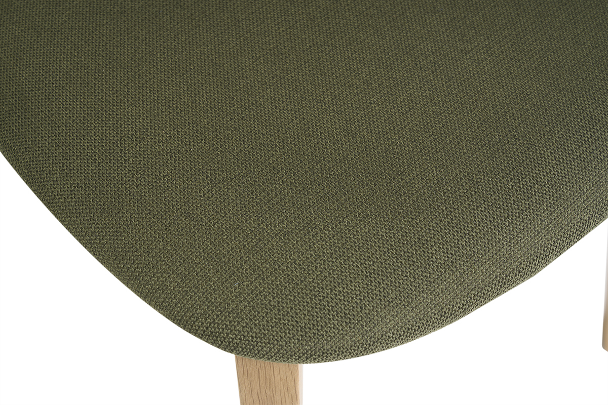 Primer plano del asiento de tela verde caqui de las sillas LUCIA de madera clara de roble