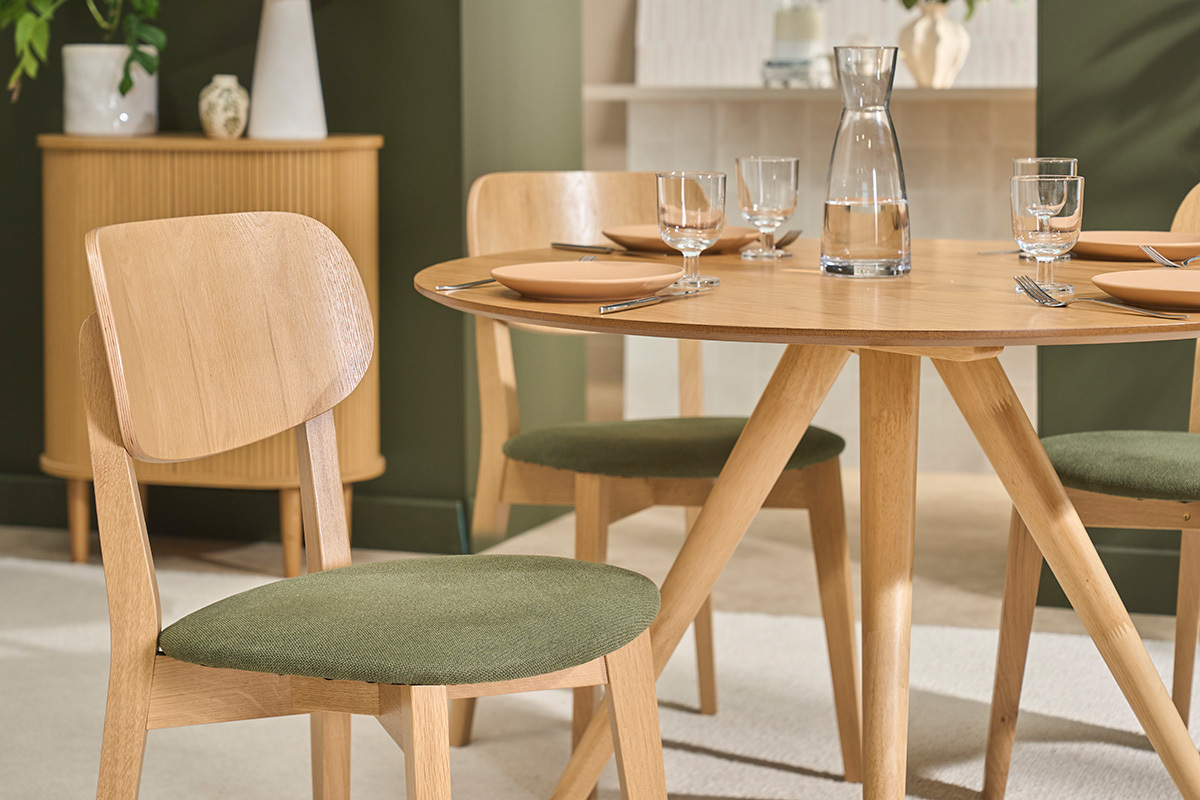 Sillas vintage de madera clara roble y tejido efecto terciopelo texturizado verde caqui (lote de 2) LUCIA