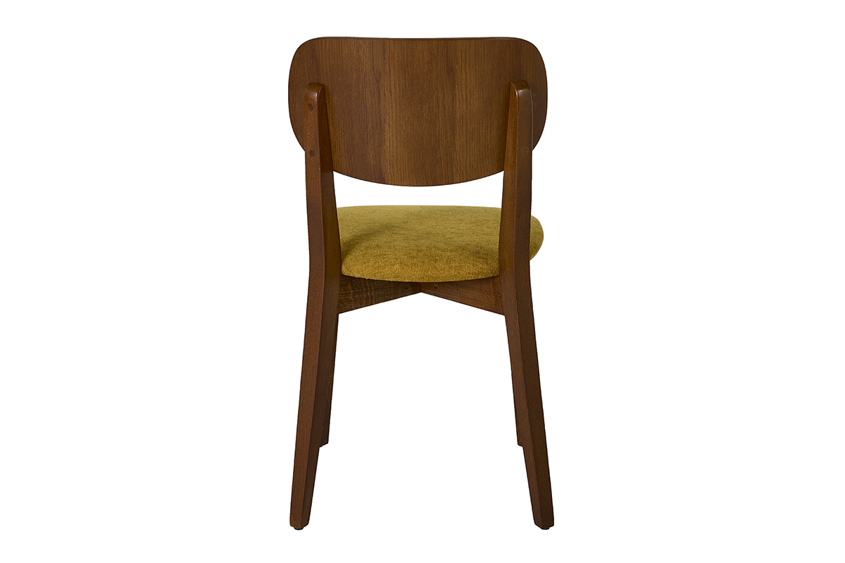 Vista trasera de sillas vintage de madera de roble oscuro con asiento de terciopelo amarillo mostaza.