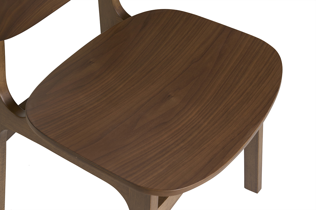 Detalle del asiento de una silla vintage de madera oscura de nogal, vista desde arriba.