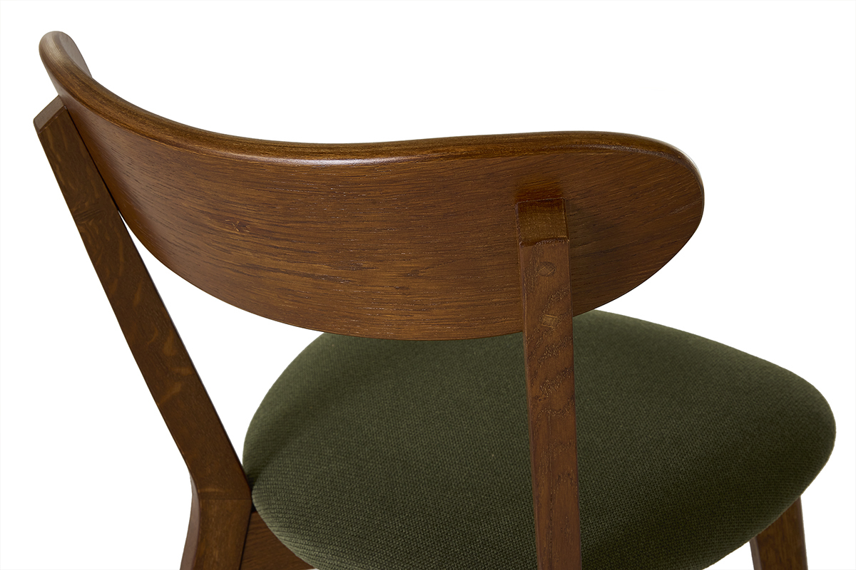 Vista trasera de una silla vintage de madera oscura y tela verde caqui.