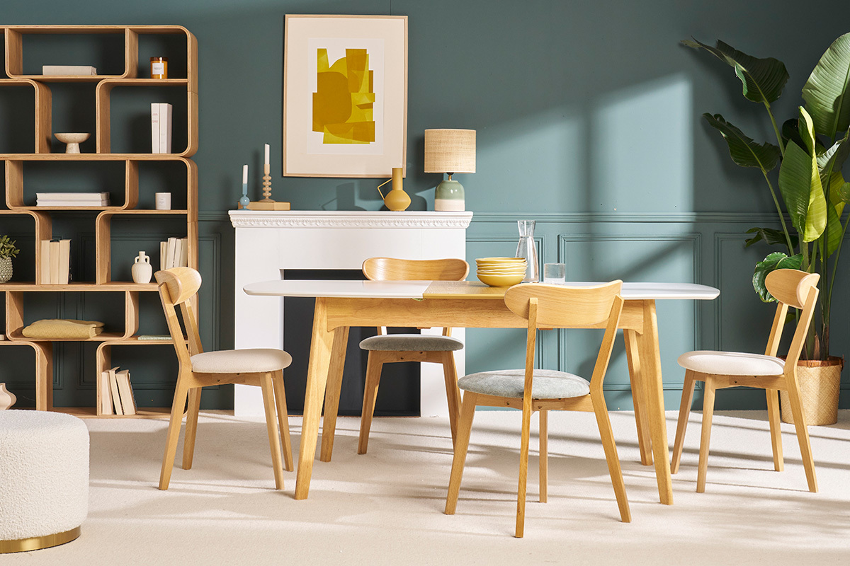 Sillas vintage DOVE en madera clara y tejido en un decorado moderno.