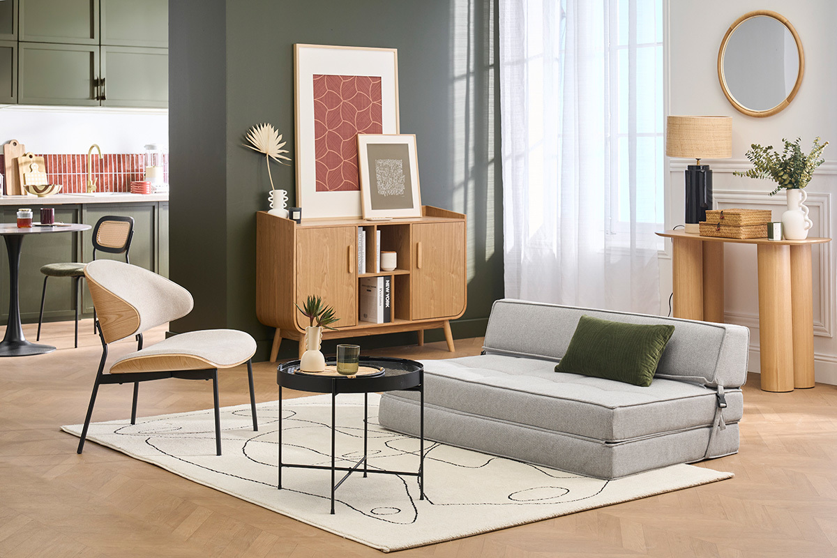 Sill�n convertible de 2 plazas gris claro KATY, sof� y muebles en un sal�n moderno.