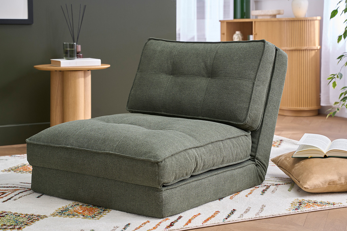 Sill�n convertible de 1 plaza en tela verde kaki SALLY, vista lateral en un sal�n.