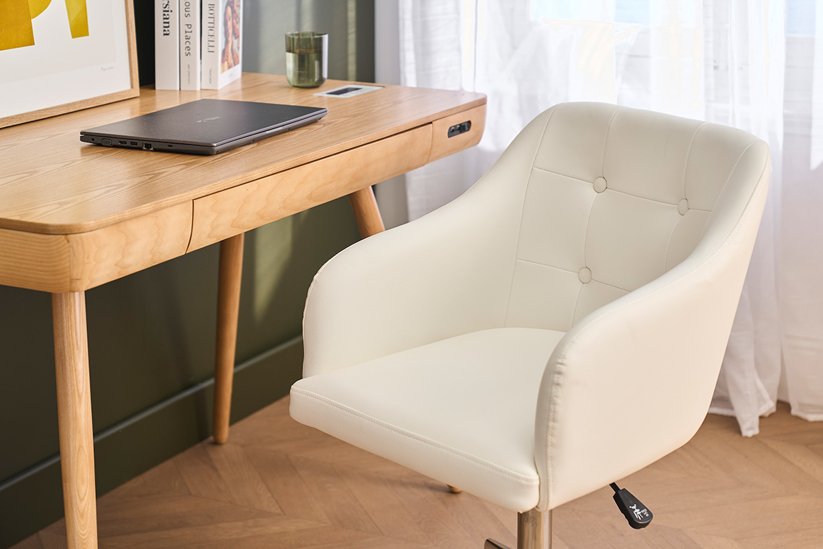 Silla de oficina blanca BALTIK cerca de un escritorio de madera clara, vista frontal.