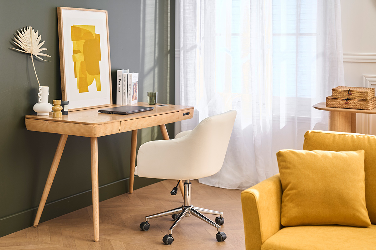 Silla de oficina blanca BALTIK frente a un escritorio de madera, vista desde atr�s.