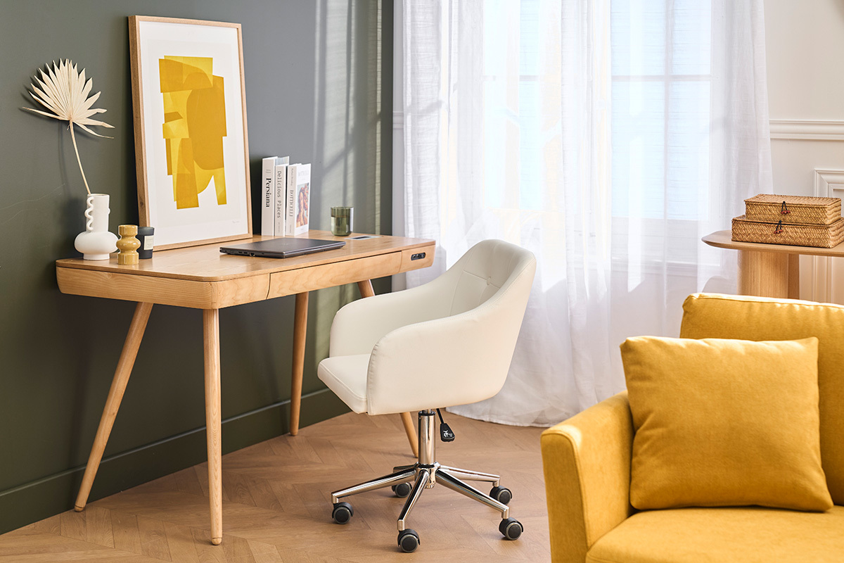 Silla de oficina blanca y cromada BALTIK frente a un escritorio de madera, vista lateral.