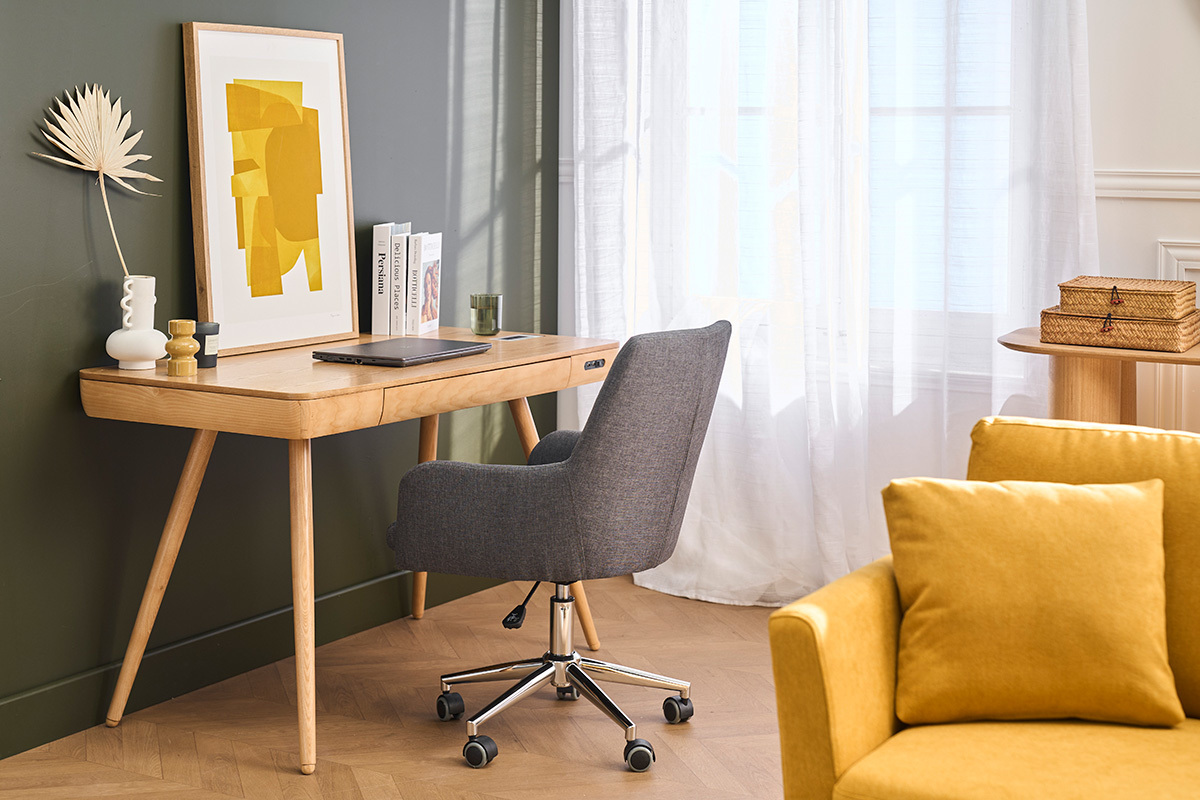 Silla de oficina SHANA en tela gris antracita con ruedas, vista desde atr�s, frente a un escritorio de madera.