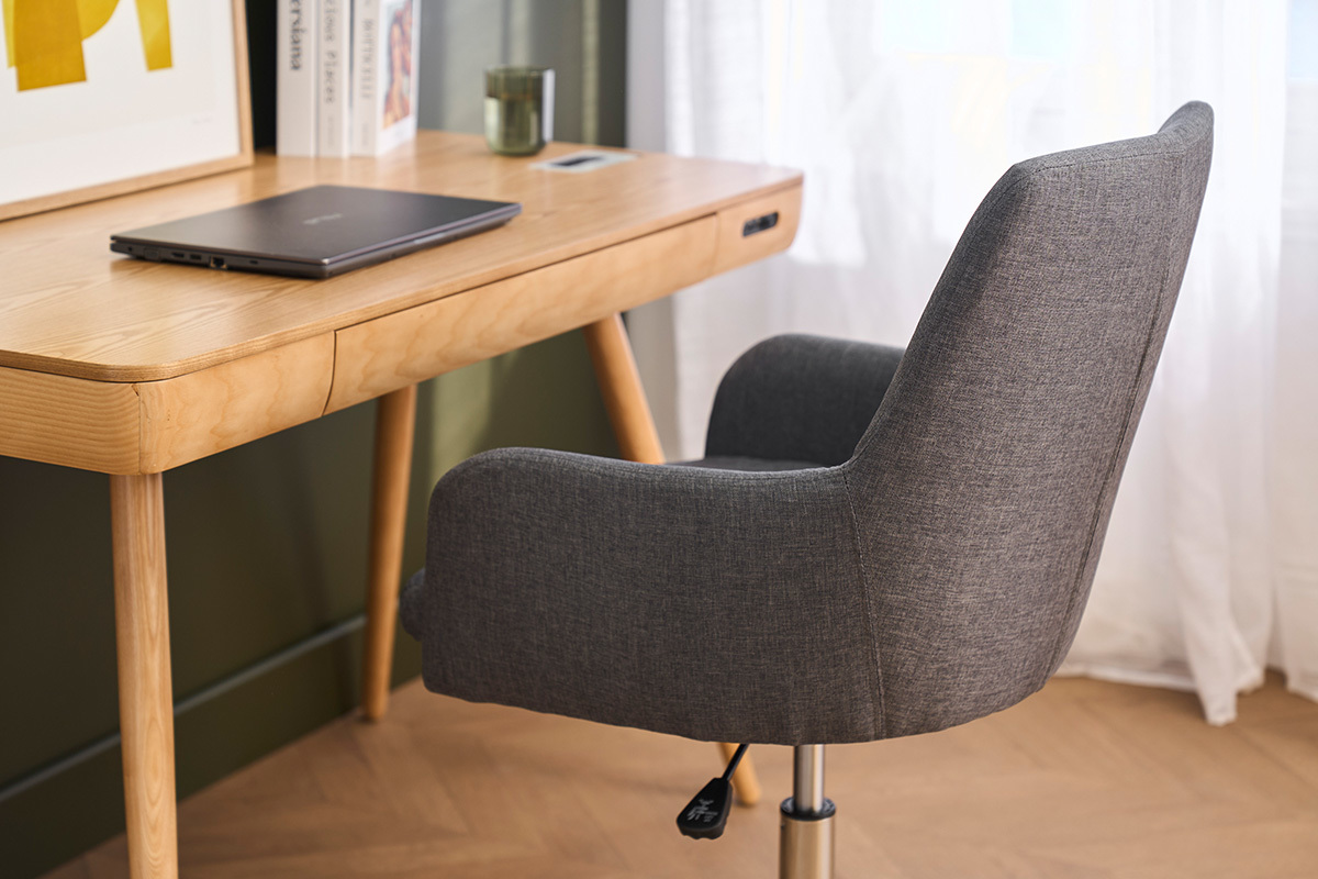 Silla de oficina SHANA gris antracita vista desde atr�s con escritorio de madera.