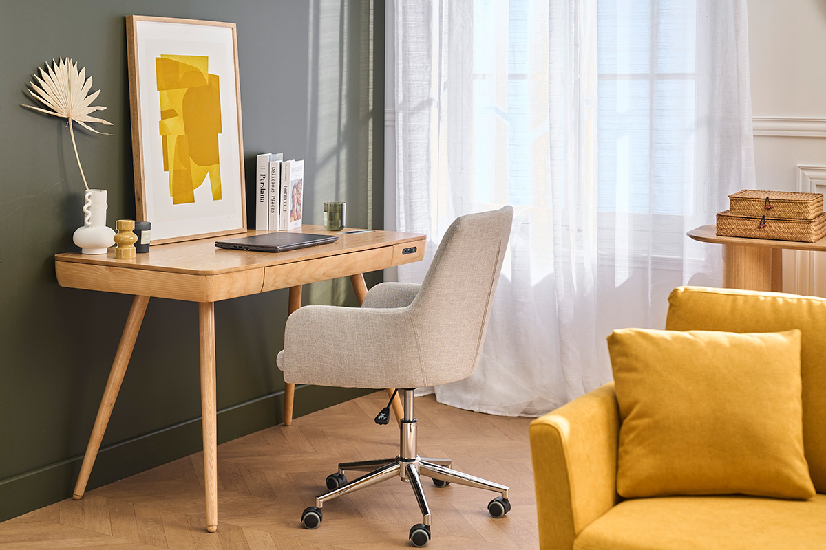 Silla de oficina SHANA gris claro vista trasera cerca de un escritorio de madera.