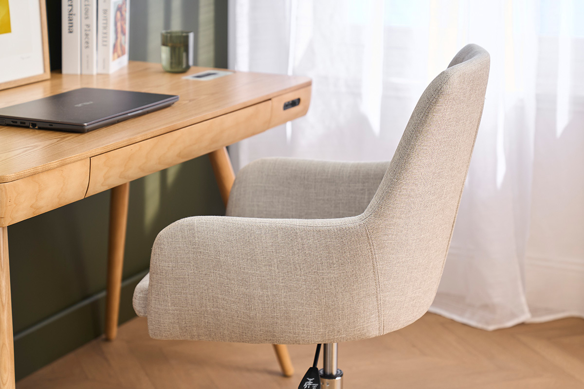 Silla de oficina SHANA en tela gris claro vista desde atr�s cerca de un escritorio de madera.