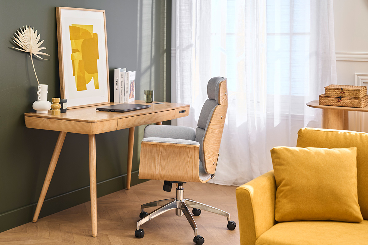 Silla de oficina ELON en tela gris y madera clara, vista lateral, junto a un escritorio de madera.