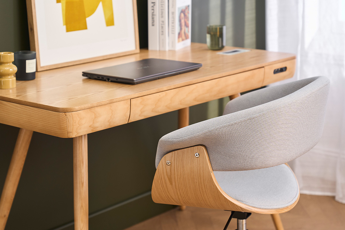 Silla de oficina OKTAV en tela gris claro, vista trasera frente a un escritorio de madera clara.