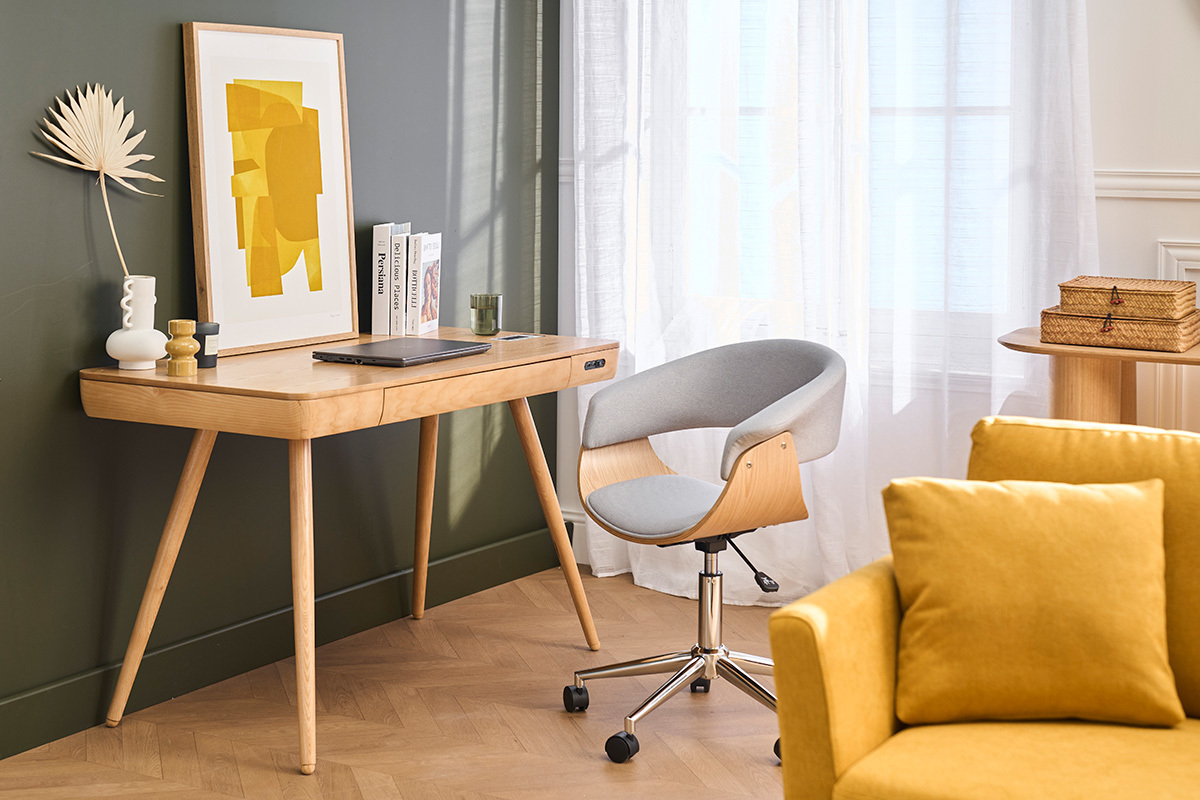 Silla de oficina OKTAV en tela gris claro y madera clara cerca de un escritorio de madera, vista interior.