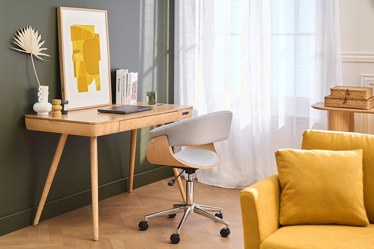 Silla de oficina OKTAV gris y madera clara frente a un escritorio de madera.