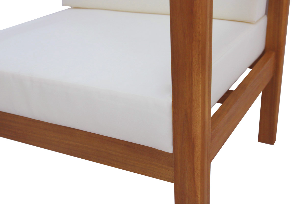 Silln de jardn de madera maciza con cojines beige AKIS
