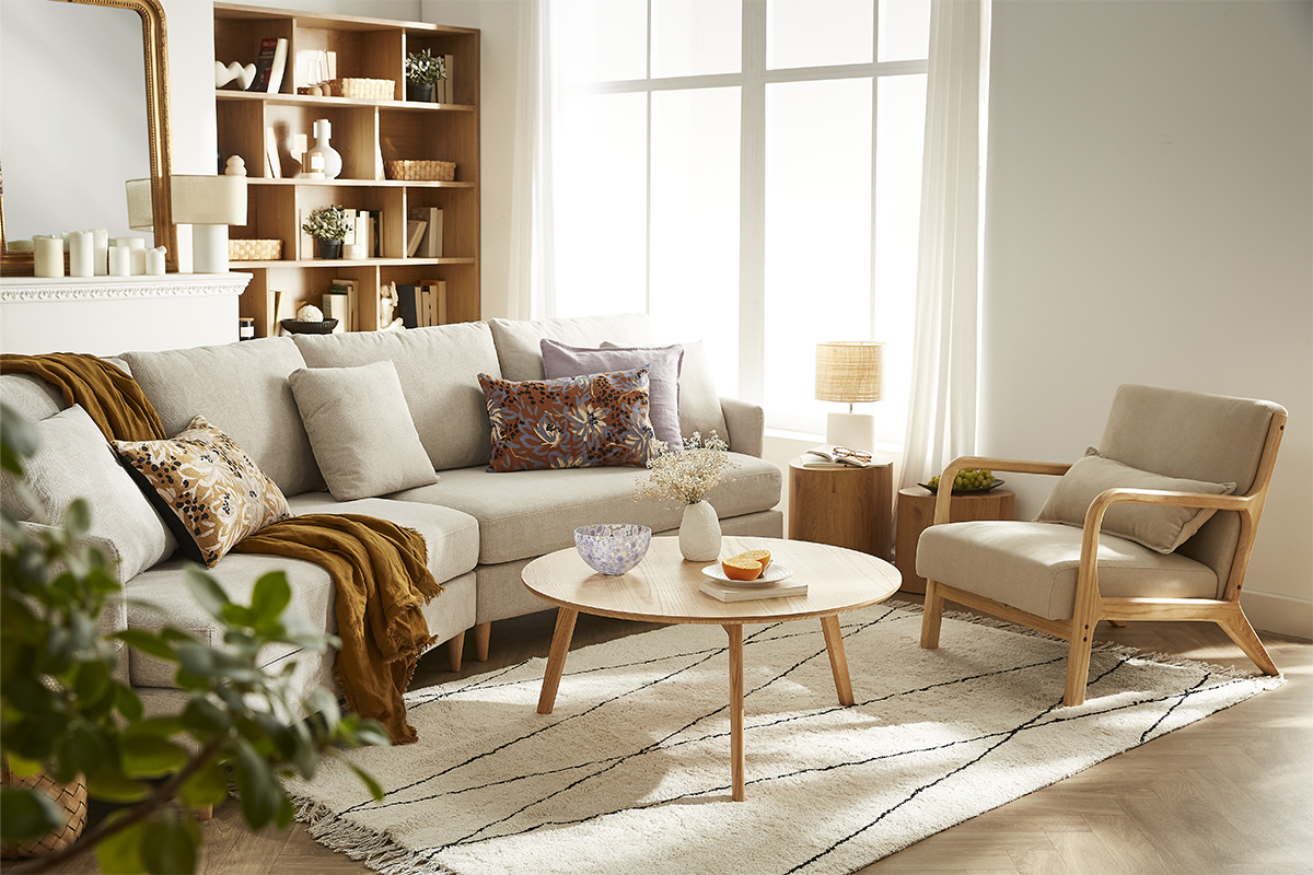 Silln de madera clara y tela efecto aterciopelado beige DERRY