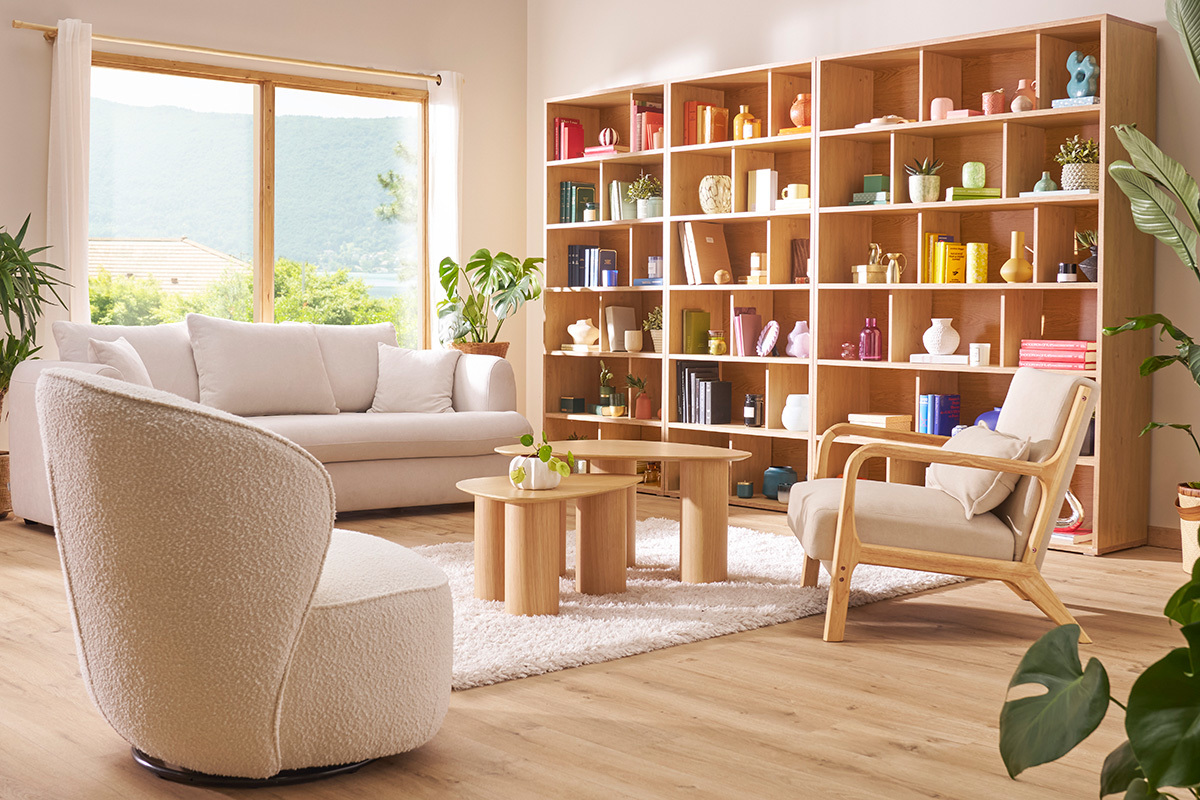 Silln de madera clara y tela efecto aterciopelado beige DERRY