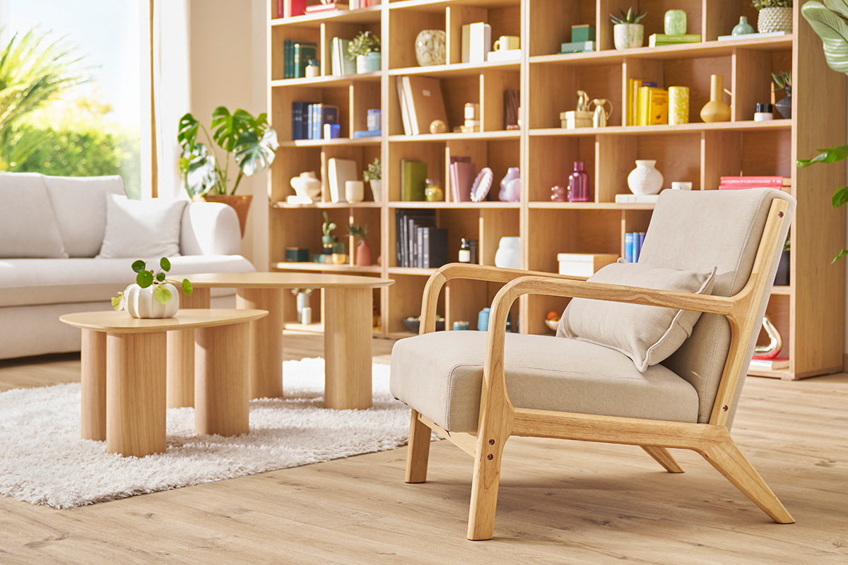 Silln de madera clara y tela efecto aterciopelado beige DERRY