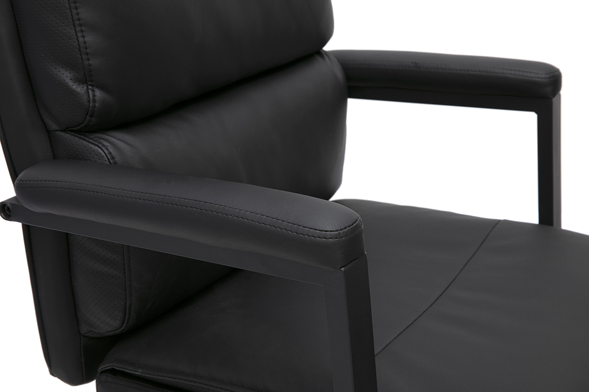 Silla de oficina con ruedas negra SAEL, vista cercana del respaldo y los reposabrazos