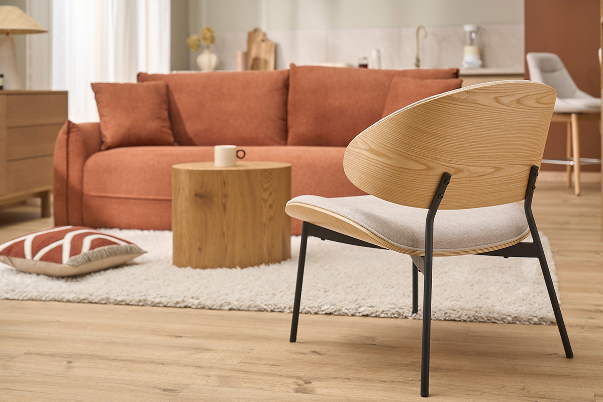 Sill�n de tela efecto terciopelo texturizado beige, madera clara y metal negro FABULO