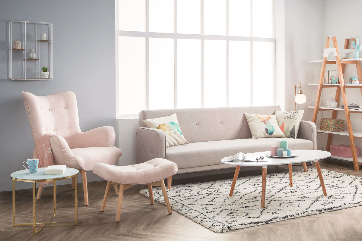 Sillón diseño escandinavo y reposapiés gris claro y madera clara BRISTOL
