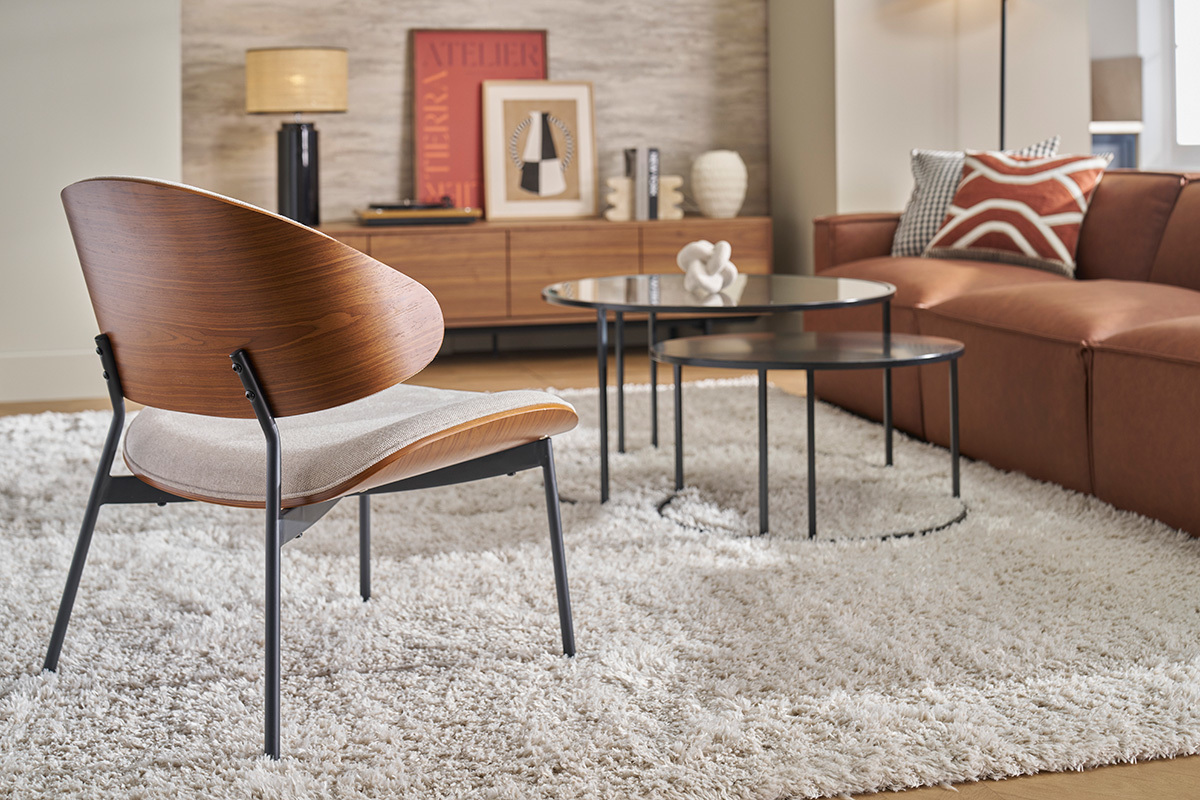 Sill�n en tela efecto terciopelo texturizado beige, madera oscura y metal negro FABULO