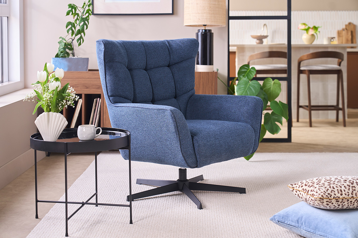 Sill�n escandinavo giratorio en tela efecto terciopelo texturizado azul oscuro y metal AVERY