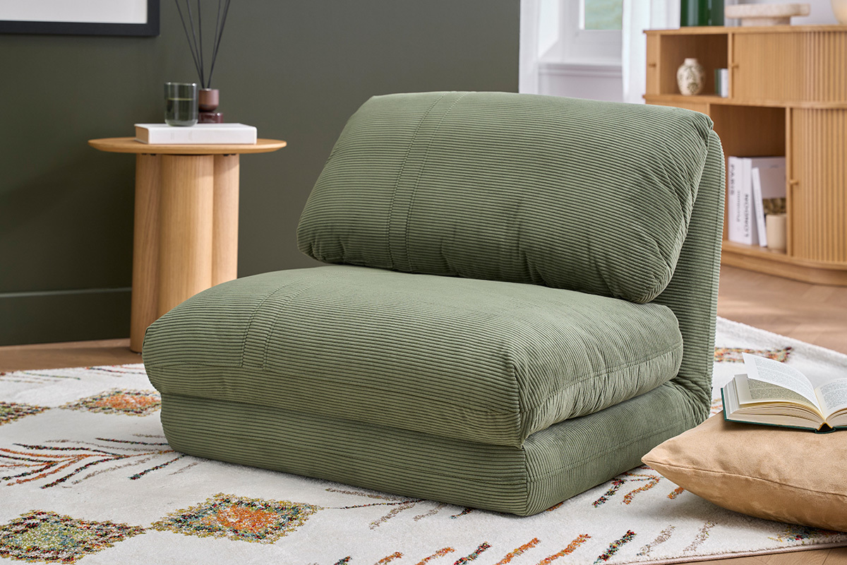 Sill�n convertible en pana verde kaki, vista de 3/4 en un sal�n.