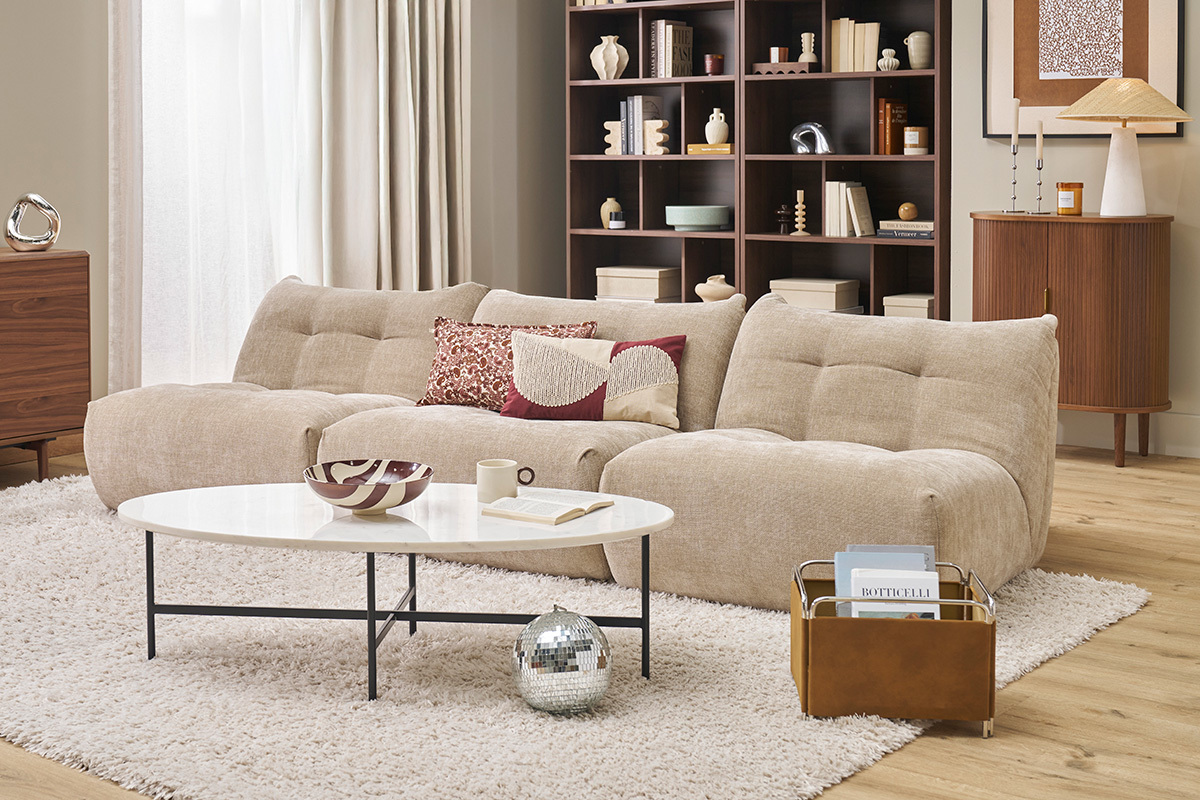 Silln lounge de tela efecto terciopelo texturizado en color topo BUMPY