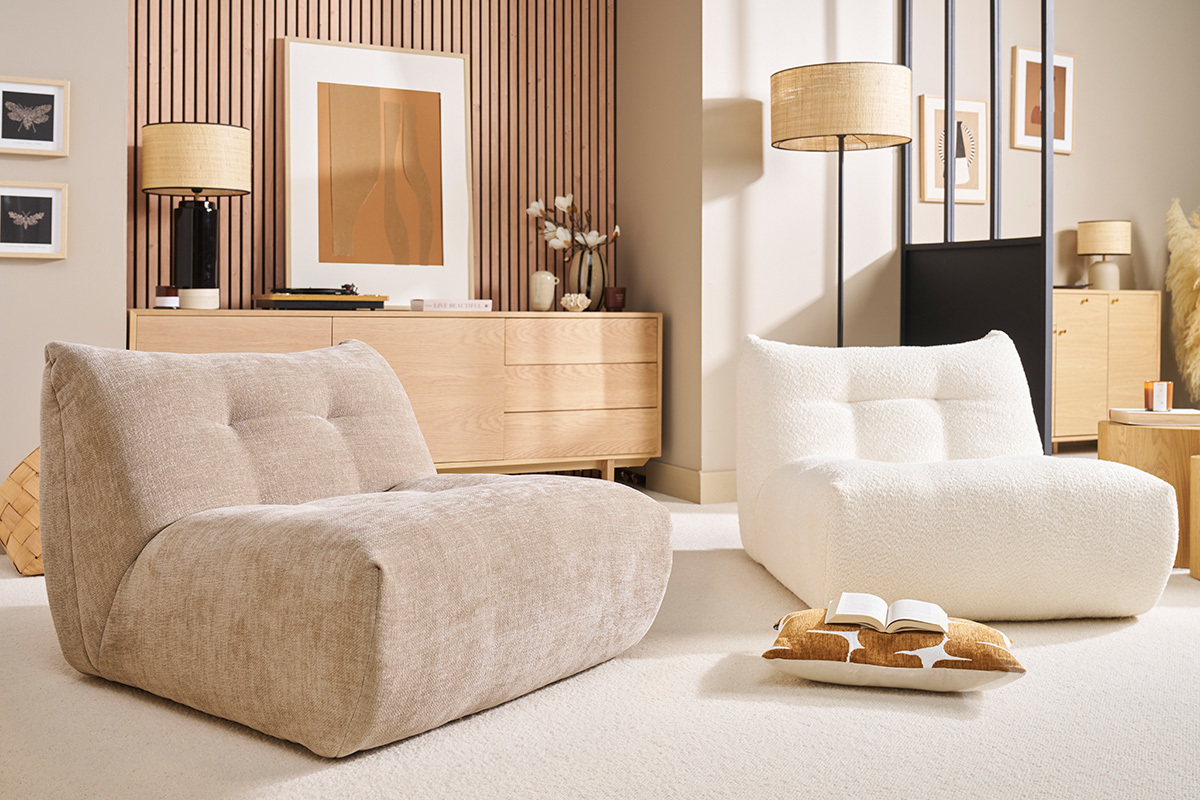 Dos sillones lounge sin reposabrazos en un sal�n moderno con muebles de madera clara.