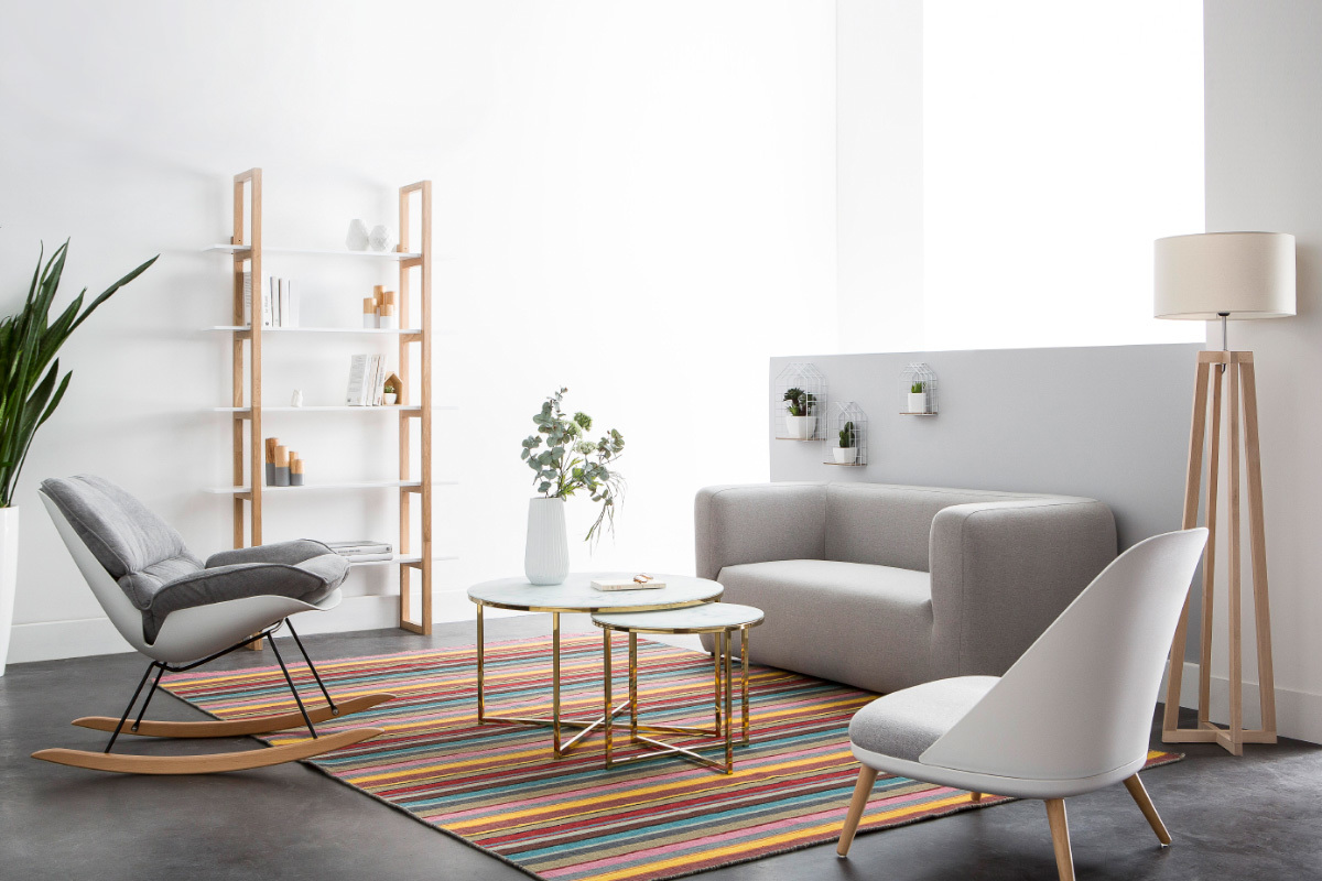 Silln moderno blanco con cojn en tejido y patas madera clara LEAF