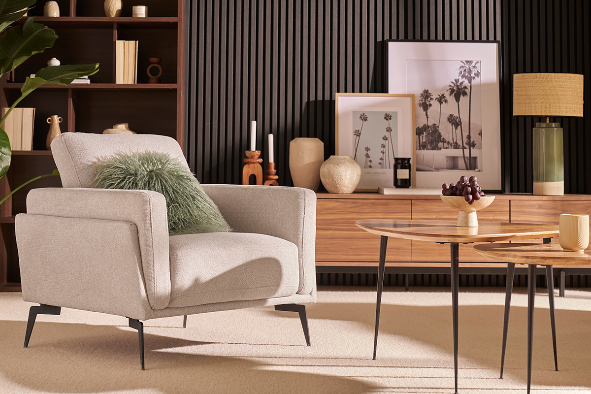 Silln moderno de tejido efecto aterciopelado texturizado beige y metal negro MOSCO