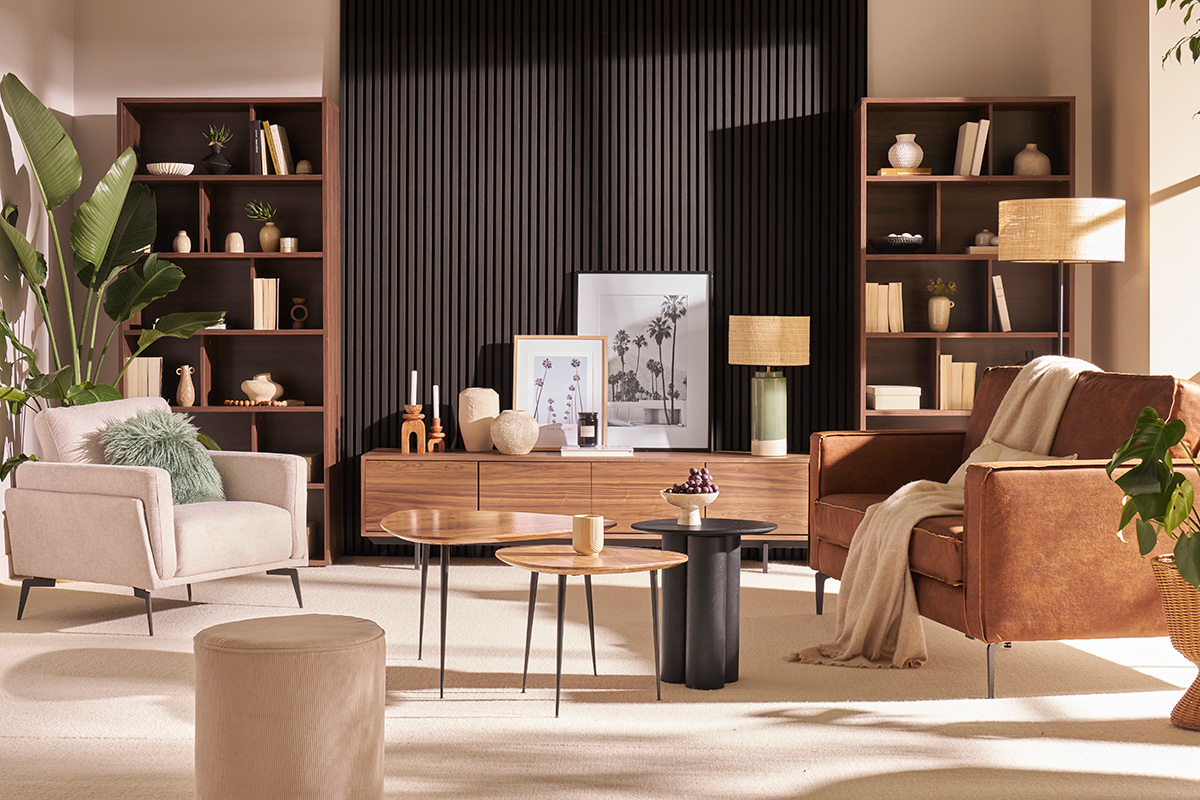 Silln moderno de tejido efecto aterciopelado texturizado beige y metal negro MOSCO