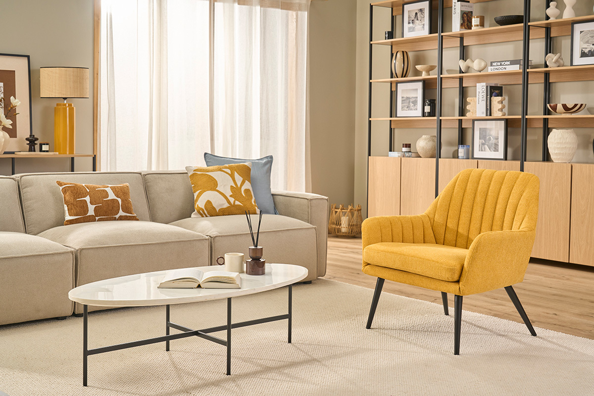 Sill�n moderno de tela efecto aterciopelado texturizado amarillo mostaza y metal negro GASTON