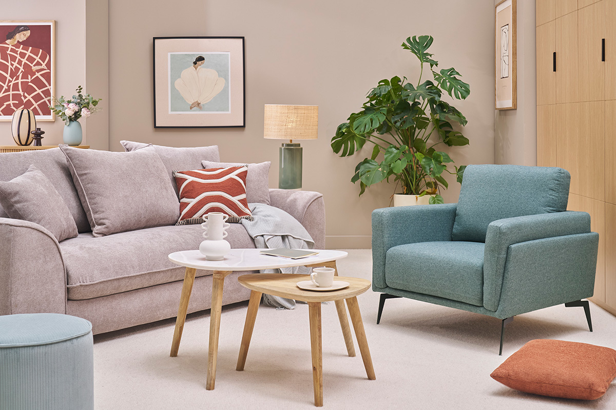 Sill�n de dise�o verde gris�ceo y metal negro MOSCO en un sal�n moderno.