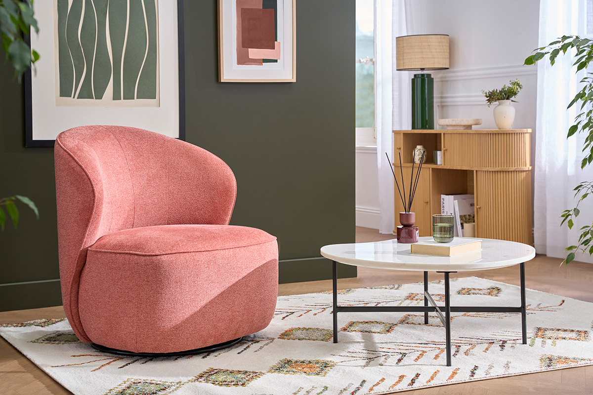 Sill�n de dise�o terracota giratorio de tela efecto terciopelo visto de 3/4, en un sal�n con mesa baja.