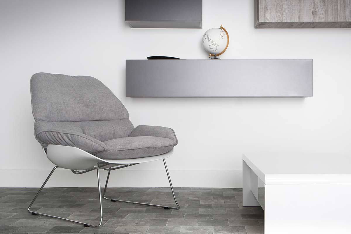 Silln moderno parte exterior blanca y tejido gris KOKON