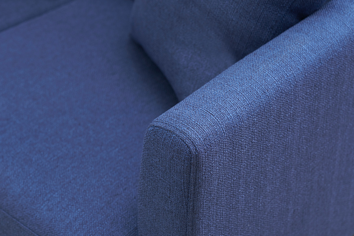 Detalle de la tela azul oscuro del sill�n escandinavo OSLO con reposabrazos.