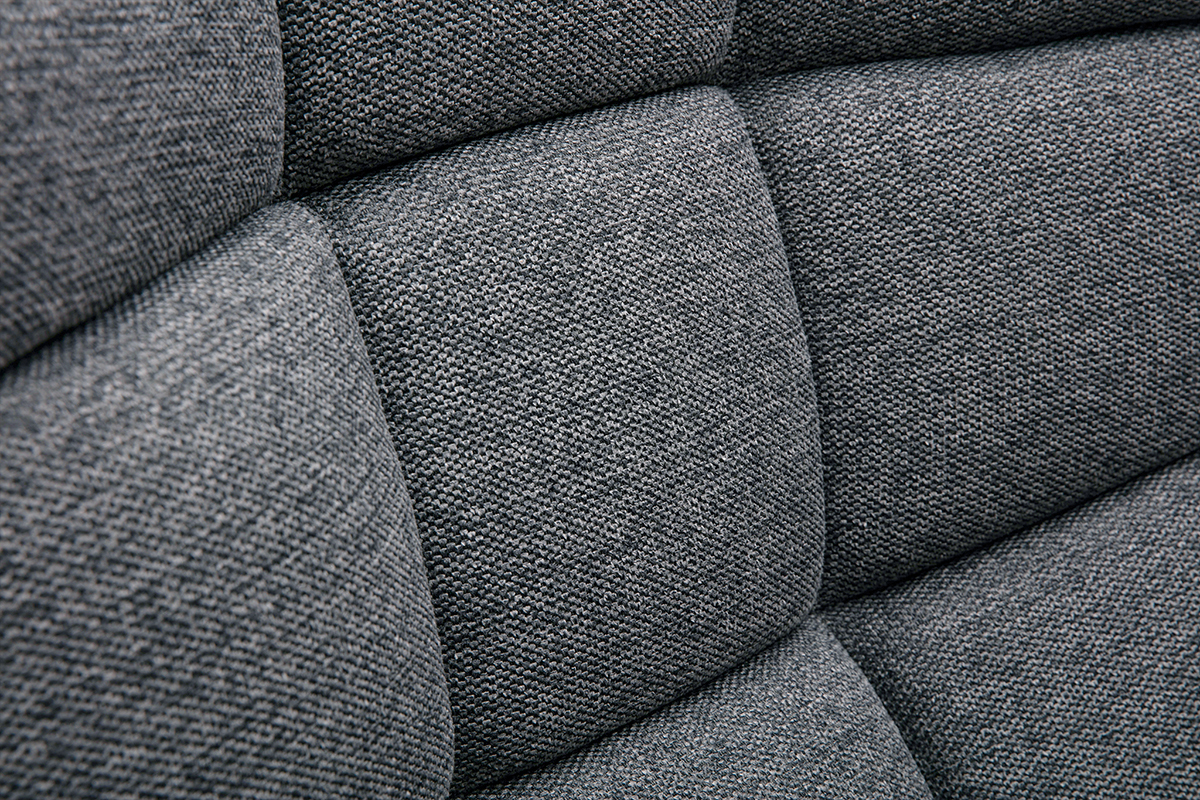 Silln nrdico con tejido efecto aterciopelado texturizado gris oscuro y madera BRODY