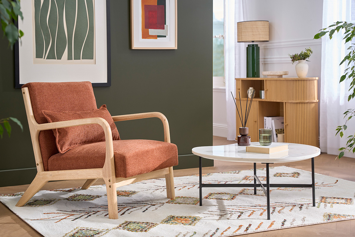 Sill�n escandinavo en tela color tierra quemada con coj�n, madera clara, vista de 3/4.