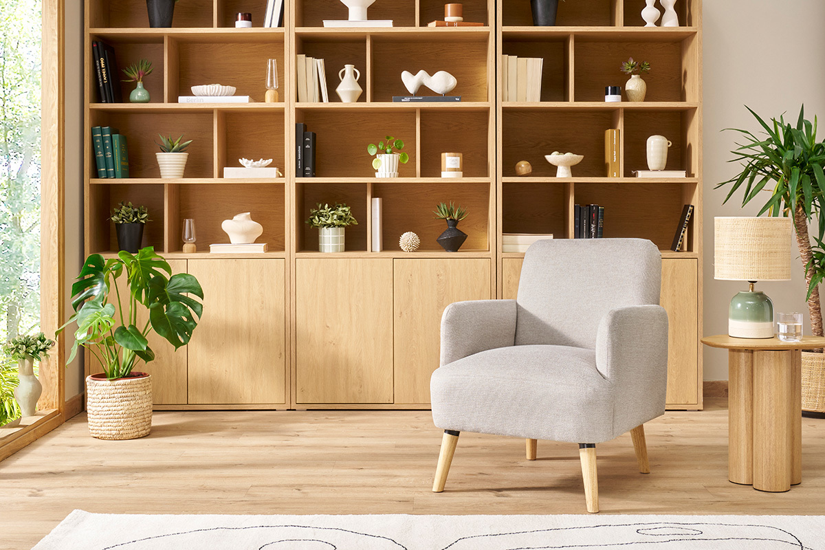 Silln nrdico de tejido efecto aterciopelado texturizado beige y madera ISKO
