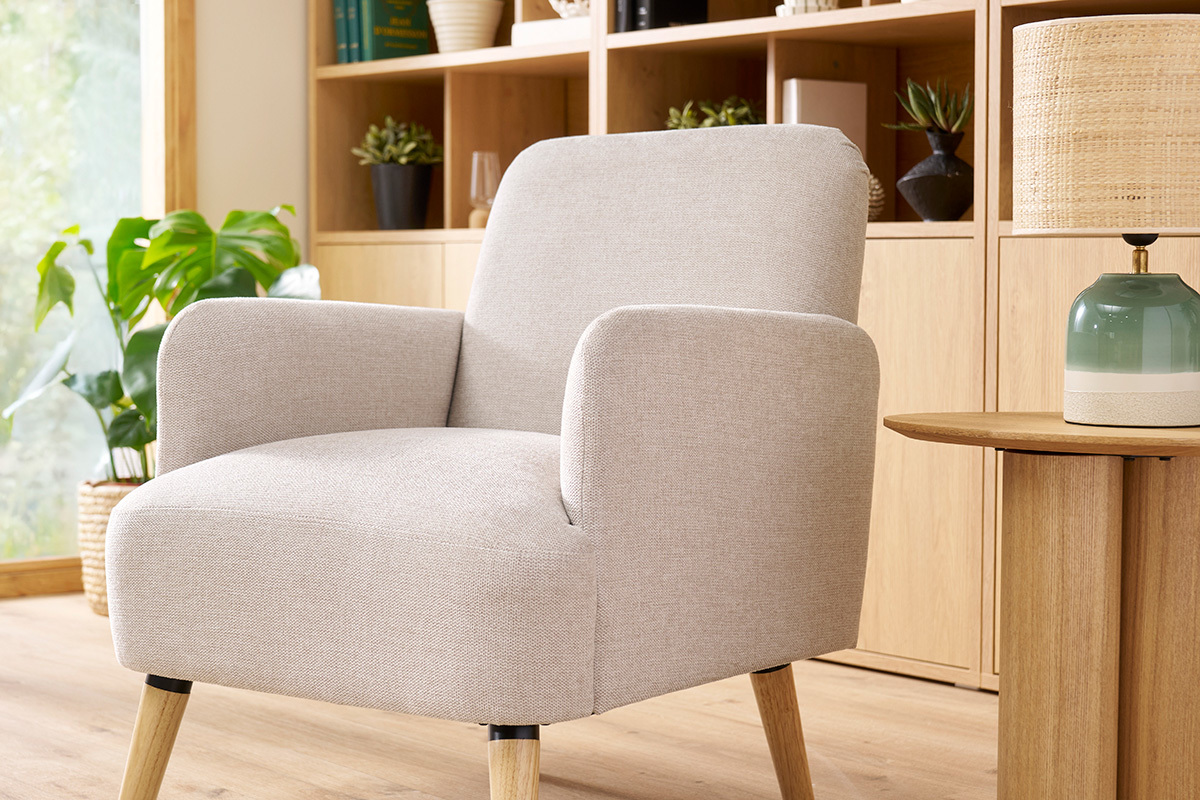 Silln nrdico de tejido efecto aterciopelado texturizado beige y madera ISKO