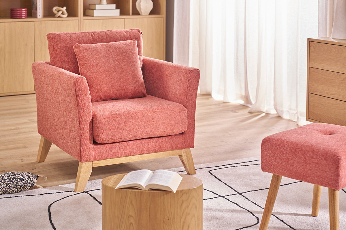 Sill�n escandinavo terracota OSLO en tela de terciopelo con coj�n, vista en �ngulo, madera clara, sal�n luminoso.