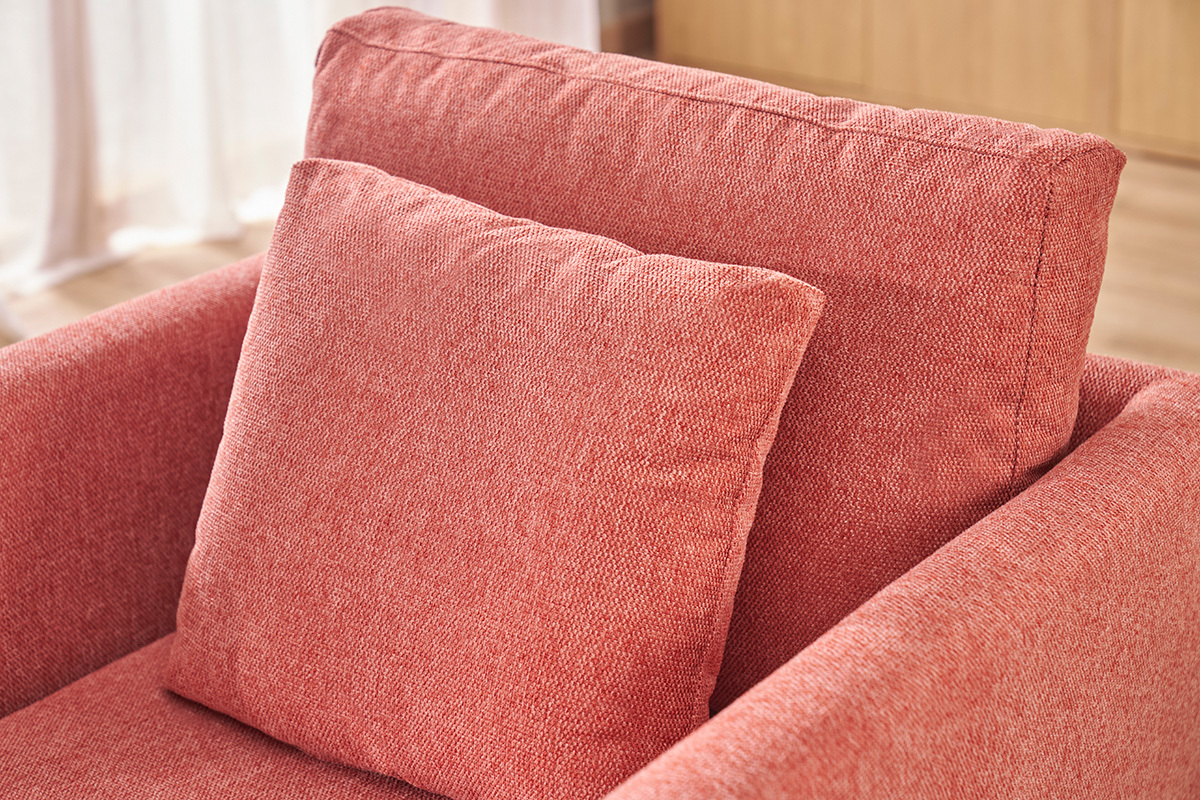 Primer plano del respaldo y el coj�n del sill�n escandinavo terracota en tela efecto terciopelo.