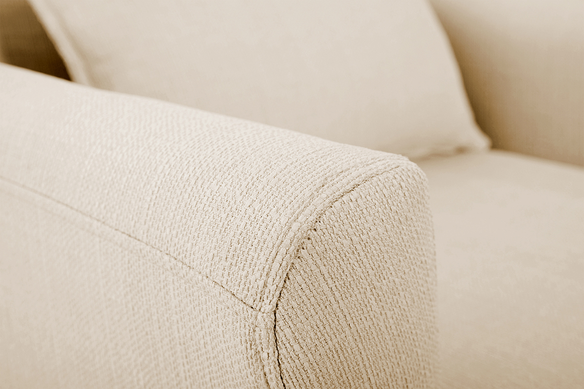 Silln nrdico de tela beige y madera de caucho maciza KATE
